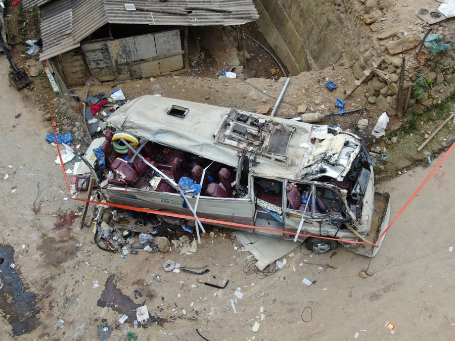 Xe khách biển Hà Nội biến dạng sau vụ tai nạn thương tâm tại xã Phình Hồ (Lào Cai).
