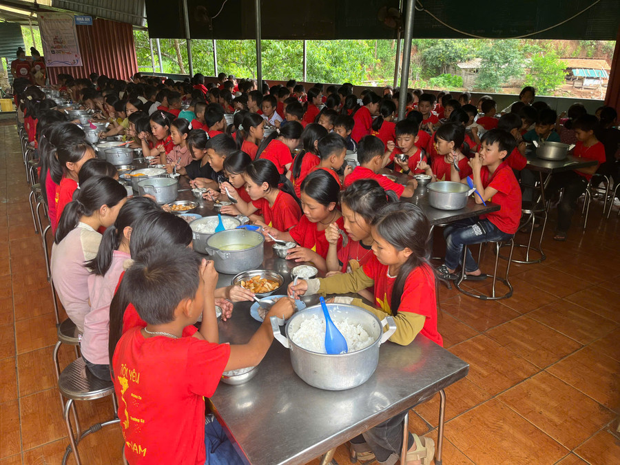 Học sinh trường PTDTBT THCS Pu Nhi ăn trưa tại trường. tieu-hoc-pu-nhi.jpg