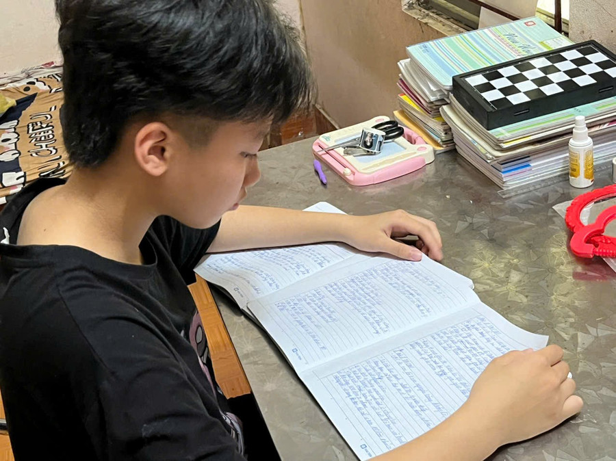 Nhiều học sinh ở Điện Biên dù trong hoàn cảnh khó khăn vẫn vươn lên giành nhiều thành tích xuất sắc. dong-ho-hoc-tap-2.jpg