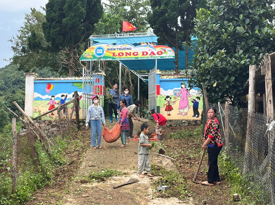 Phụ huynh cùng các giáo viên tại điểm trường Long Dạo (trường Mầm non Si Pa Phìn), Điện Biên phát cỏ, dọn vệ sinh trong khuôn viên chuẩn bị đón năm học mới. dong-ho-hoc-tap-1.jpg