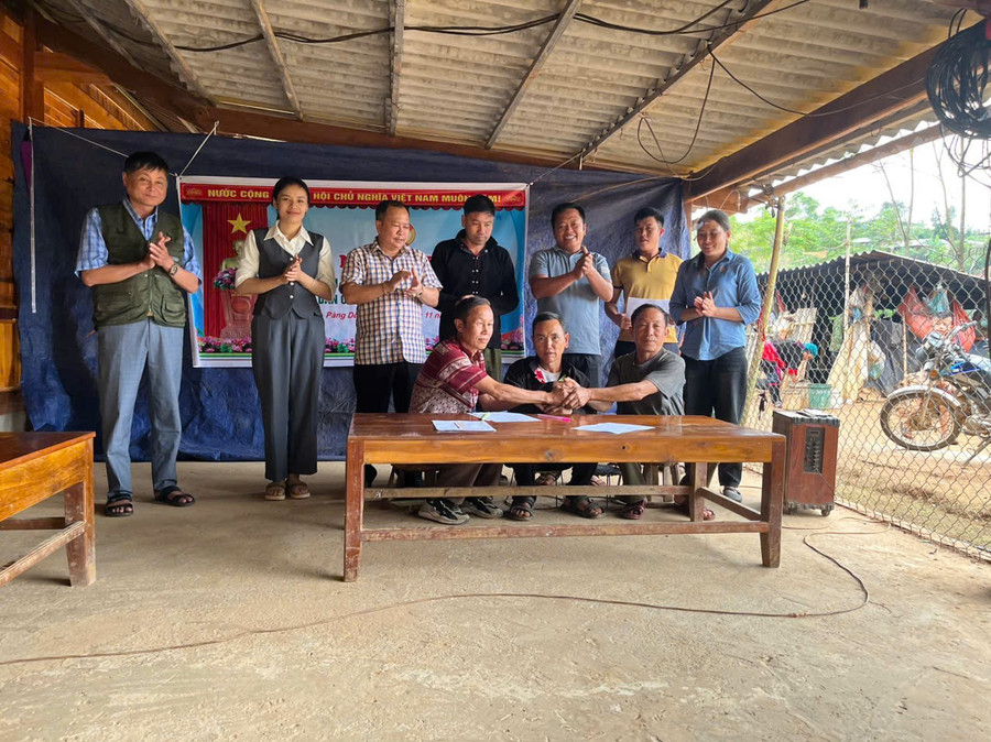 Cộng đồng dân cư ký kết giao ước thi đua nhân.
