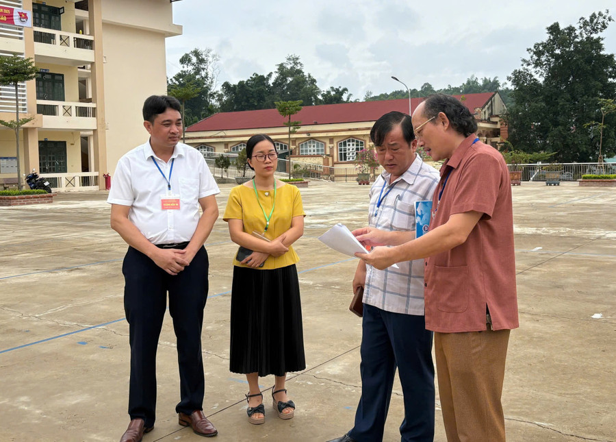 Ông Cù Huy Hoàn (bên phải) báo cáo công tác chuẩn bị với ông Vừ A Bằng (thứ hai bên phải), Phó Chủ tịch UBND tỉnh, Trưởng BCĐ kỳ thi tốt nghiệp THPT năm 2025 tỉnh Điện Biên trong ngày kiểm tra 25/6 tại Hội đồng thi Trường PTDTNT. cu-huy-hoan-1.jpg
