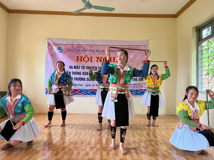 Phụ nữ từ đối tượng chịu tác động đến lực lượng nòng cốt trong tuyên truyền xóa bỏ hủ tục.