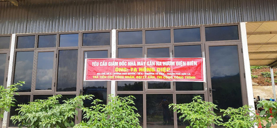 Băng rôn được người dân treo lên với mong muốn Công ty TNHH DPP Tây Bắc thanh toán dứt điểm công nợ. quyt-luong-1.jpg