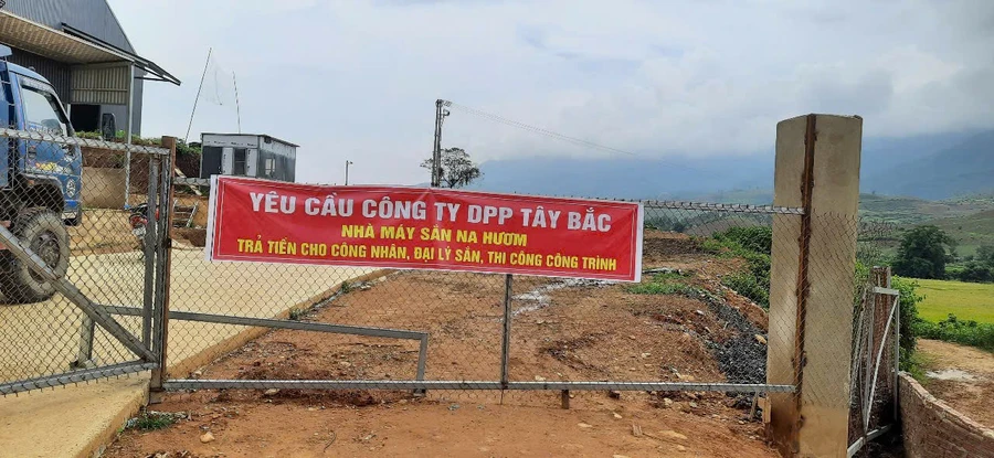 Công nhân, người lao động căng băng rôn yêu cầu Công ty TNHH DPP Tây Bắc thanh toán công nợ.