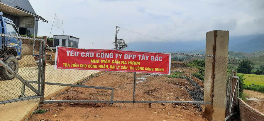 Công nhân, người lao động căng băng rôn yêu cầu Công ty TNHH DPP Tây Bắc thanh toán công nợ.