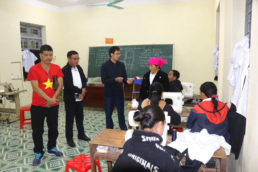 Các lớp dạy nghề may tại Trung tâm GDNN – GDTX thu hút đông đảo lao động nông thôn tham gia.