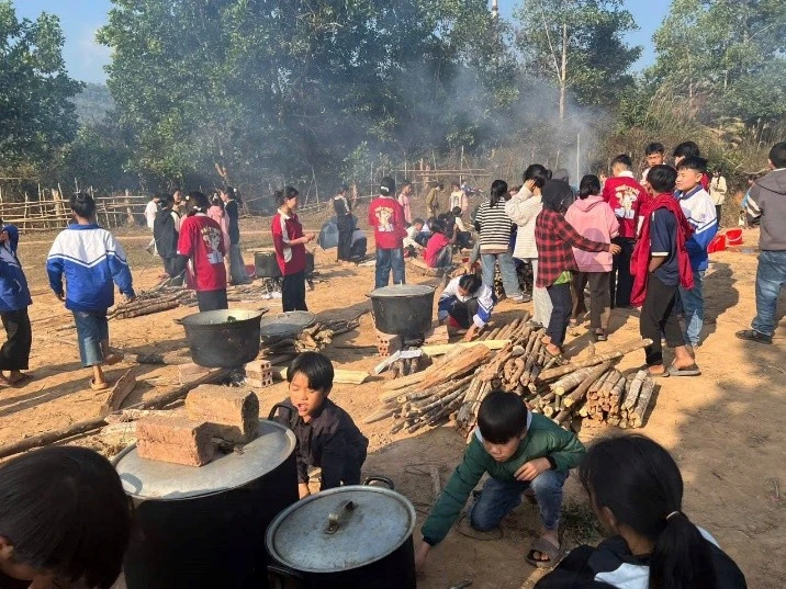 Bên nồi bánh chưng xanh.