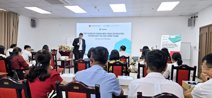 Ông Jussi-Pekka Jarvinen - Trưởng dự án quốc gia Eduten trao đổi chuyên môn tại buổi tập huấn.