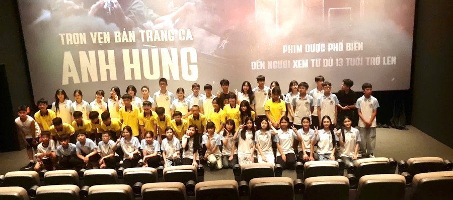 Học sinh khối 8 và 9 đi xem bộ phim Mưa đỏ, tái hiện 81 ngày đêm lịch sử bảo vệ Thành cổ Quảng Trị. moc-ly-2.png