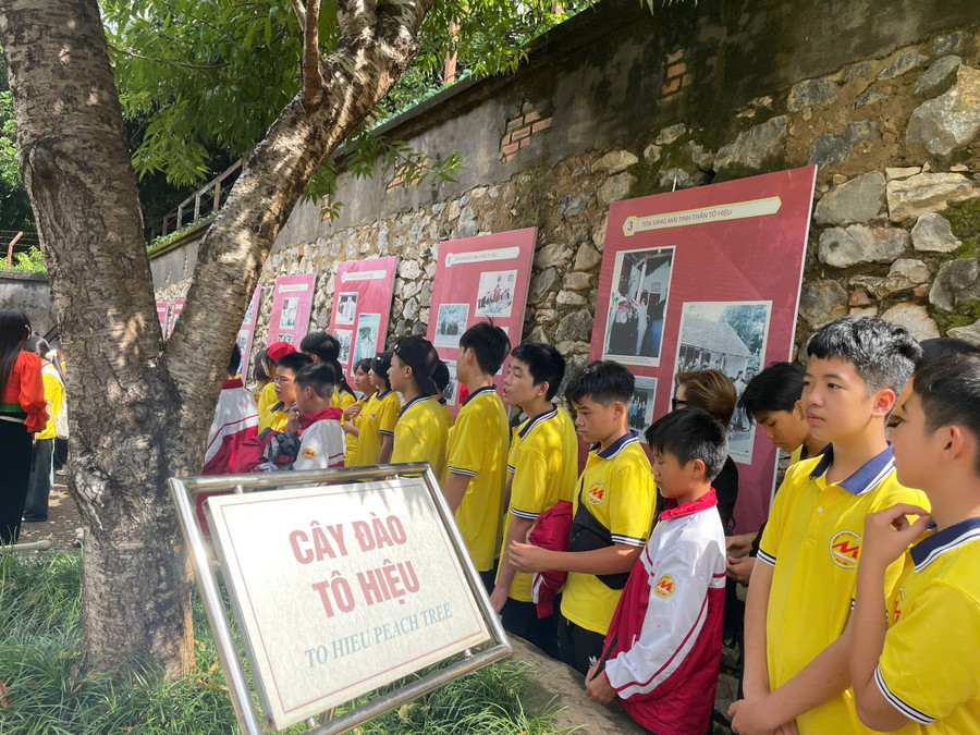 Tiết học trải nghiệm tại Di tích Nhà tù Sơn La. moc-ly-1.png