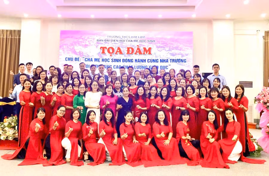 Các đại biểu tham dự tọa đàm cùng tập thể sư phạm nhà trường chụp ảnh lưu niệm.