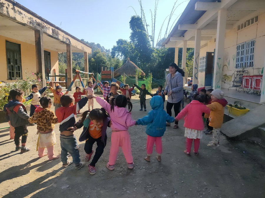 Cô Tòng Thị Mai cùng học trò vùng cao chơi trò chơi. tong-thi-mai.jpg