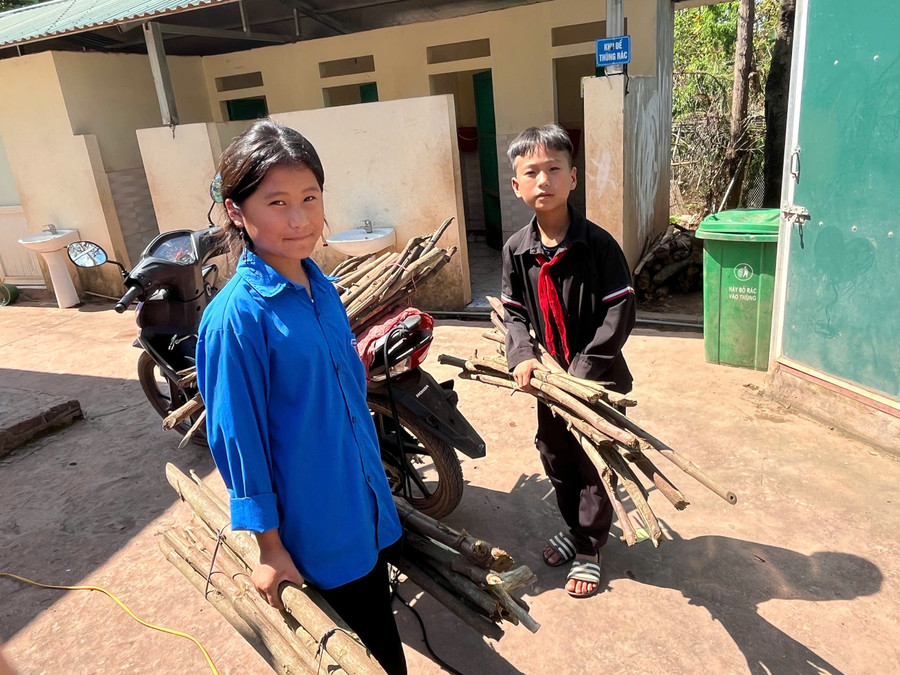 Ở các trường vùng cao, biên giới, học sinh góp củi phục vụ bữa ăn hàng ngày. nghi-dinh-66-3.jpg