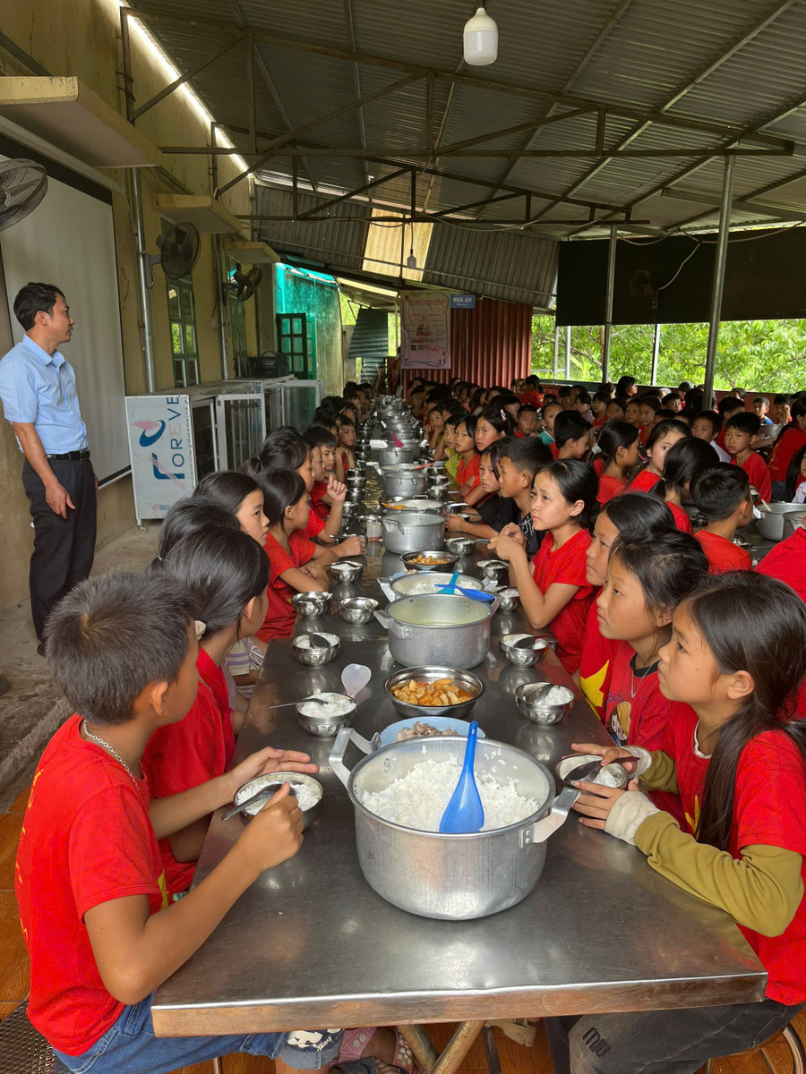 Học sinh trường PTDTBT Tiểu học Pu Nhi, huyện Điện Biên Đông, tỉnh Điện Biên ăn trưa tại trường. nghi-dinh-66.jpg