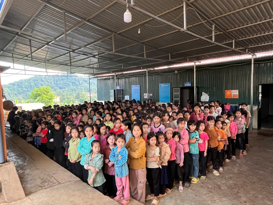Học sinh trường PTDTBT Tiểu học Phì Nhừ, huyện Điện Biên Đông, tỉnh Điện Biên xếp hàng chuẩn bị ăn tối tại trường. nghi-dinh-66-2.jpg