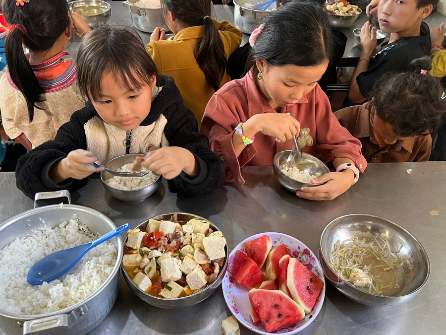 Một bữa ăn bán trú của học sinh Trường PTDTBT Tiểu học Phìn Hồ.