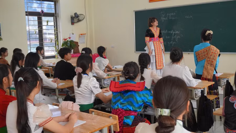 Giảng viên từ Trường Đại học Sư phạm Quốc gia Herzen (Liên bang Nga) hướng dẫn học sinh trong tiết học đầu tiên.