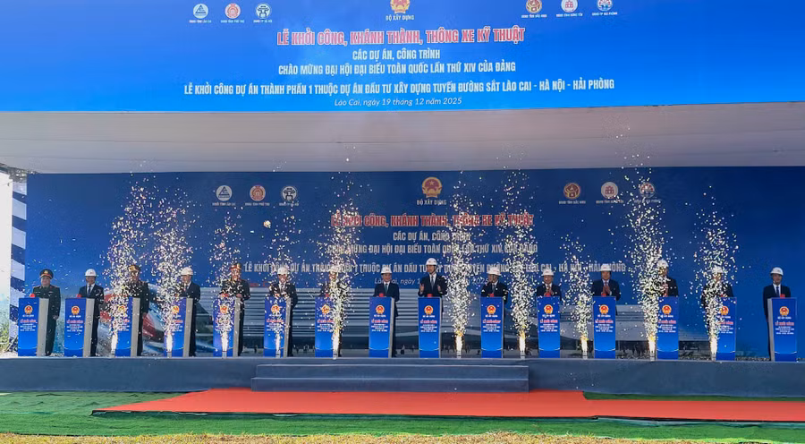 Các đại biểu thực hiện nghi thức khởi công.