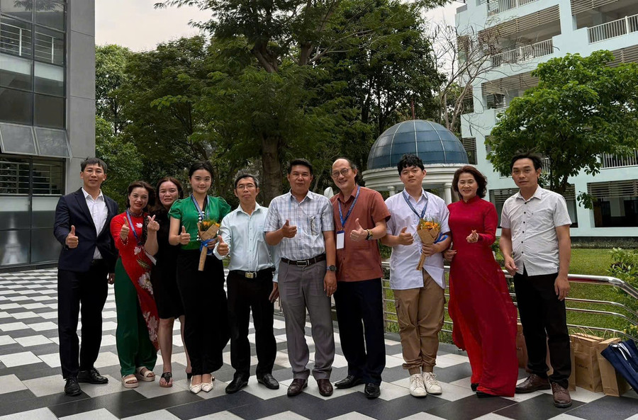 Đoàn công tác của Sở GD&ĐT Điện Biên cùng người thân của Cù Quốc Sơn và Nguyễn Quỳnh Chi trong hành trình hỗ trợ hai em thử thách tại sân chơi trí tuệ toàn quốc. nghien-cuu-khoa-hoc-1.jpg