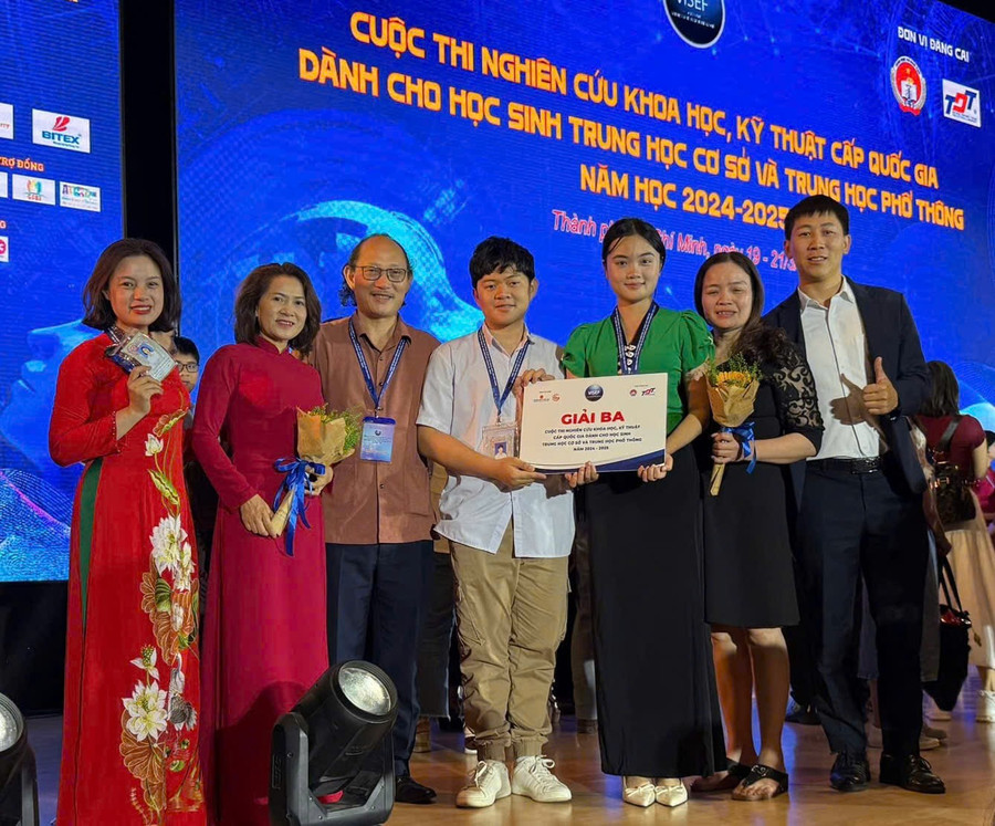 Niềm vui vỡ òa khi hai em xuất sắc giành giải cao tại sân chơi trí tuệ toàn quốc. nghien-cuu-khoa-hoc-2.jpg
