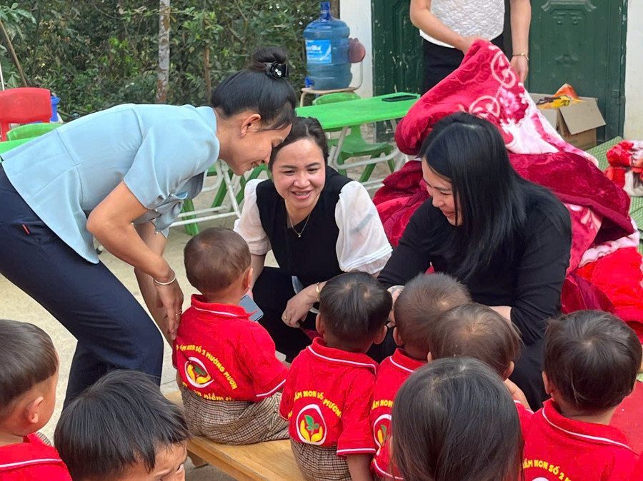 Báo Giáo dục và Thời đại cùng Nhóm thiện nguyện Hoa Hoàng trao quà cho học sinh tại Trường Mầm non số 2 Mường Mươn, xã Mường Mươn, huyện Mường Chà (đơn vị hành chính cũ). na-sang-xmc.jpg