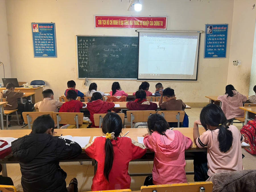 Nhận thức được tầm quan trọng của việc học nên người dân vùng cao đã tạo điều kiện thuận lợi cho con em đến lớp học chữ. sinh-phinh-xmc-1.jpg