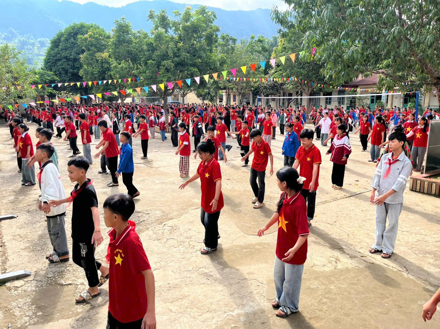 Một buổi thể dục giữa giờ của học sinh Trường PTDTBT THCS Sính Phình.