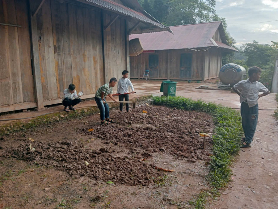 Học sinh cải thiện bữa ăn bằng việc phát triển những vườn rau sạch trong khuôn viên nhà trường. sin-thau-xmc-2.jpg