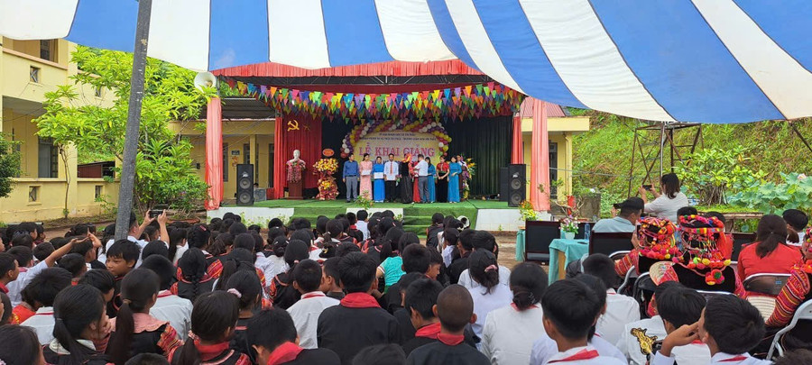 Trường PTDTBT TH-THCS Sín Thầu khai giảng năm học mới. sin-thau-xmc-1.jpg