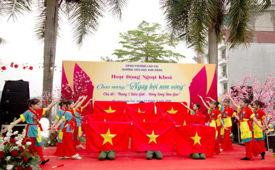 Tiết mục biểu diễn văn nghệ mang đậm tinh thần dân tộc của học sinh Trường Tiểu học Kim Đồng.