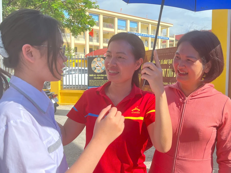 Cô Tô Thị Thịnh (đứng giữa) cùng đồng nghiệp trao đổi kết quả bài thi với học trò.
