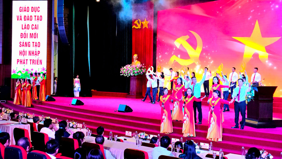 Văn nghệ chào mừng tại hội nghị Tổng kết năm học.