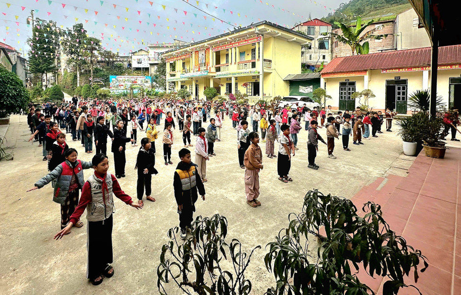 Bài tập thể dục giữa giờ đông vui trên sân Trường PTDTBT TH Hoàng Liên sáng nay 23/12.