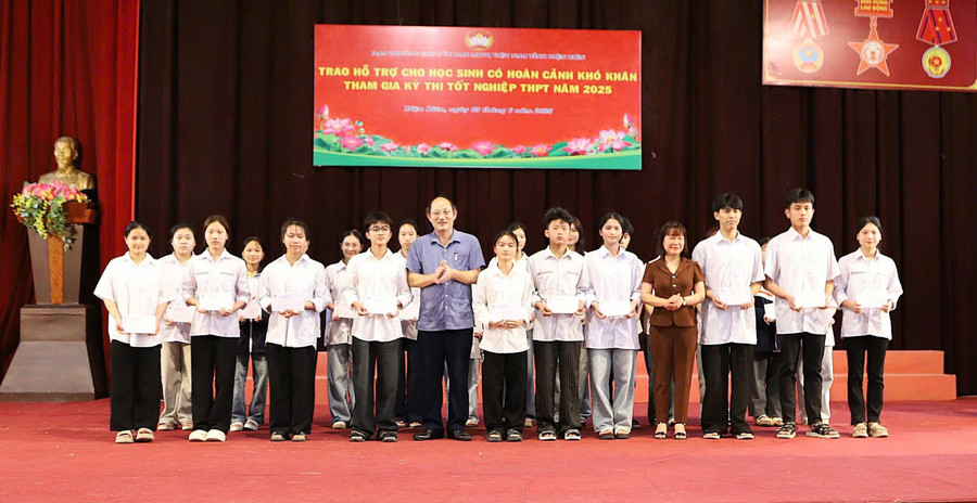 Ông Cù Huy Hoàn - Phó Giám đốc Sở GD&ĐT Điện Biên trao hỗ trợ của Ủy ban MTTQ tỉnh Điện Biên cho học sinh có hoàn cảnh khó khăn. thi-thpt.jpg