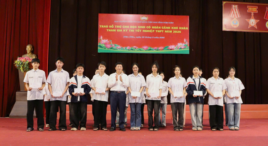Ông Mùa A Vảng (thứ 5 từ bên phải) trao quà cho học sinh. thi-thpt-1.jpg