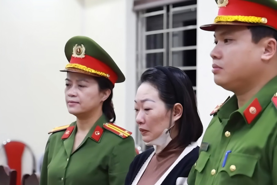 Bị can Nguyễn Ngọc Hà (đứng giữa). khoi-to-lc-1.jpg