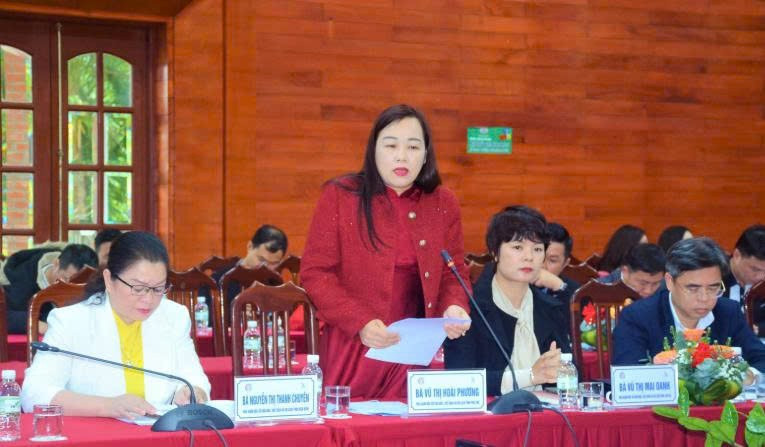 Bà Vũ Thị Hoài Phương, Phó Giám đốc Sở Văn hóa, Thể thao và Du lịch tỉnh Phú Thọ tham gia ý kiến tại Hội nghị. du-lich-tay-bac-1.jpg