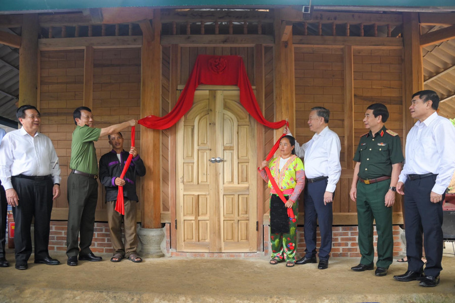 Tổng Bí thư Tô Lâm cùng đoàn công tác dự Lễ khánh thành công trình xóa nhà tạm, nhà dột nát cho gia đình anh Lý A Chống, bản Nậm Chim, xã Na Sang. xoa-nha-tam.jpg
