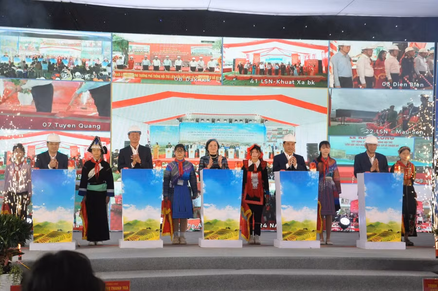 Phó Thủ tướng Phạm Thị Thanh Trà cùng các đại biểu khởi công công trình.