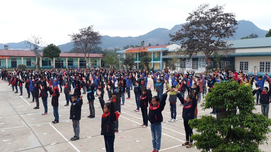 Một buổi thể dục giữa giờ của học sinh vùng cao Điện Biên. hoc-sinh-db.jpg