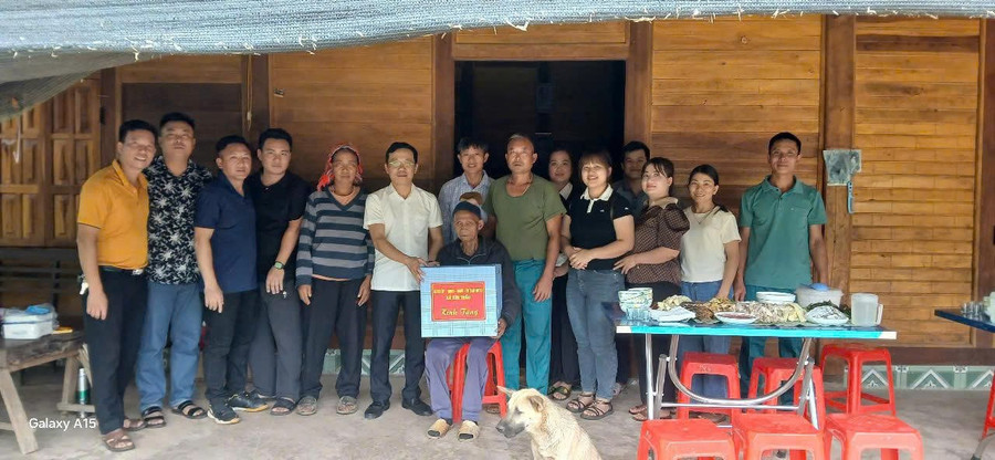 Cán bộ xã Sín Thầu thăm, tặng quà động viên gia đình chính sách.