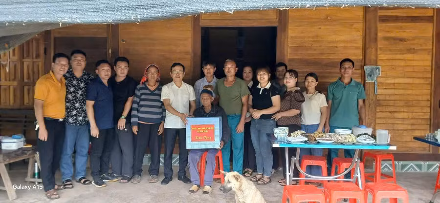 Cán bộ xã Sín Thầu thăm, tặng quà động viên gia đình chính sách.