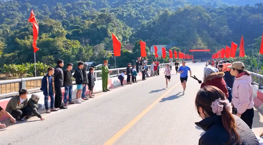 Các vận động viên về đích trong giải điền kinh thuộc khuôn khổ Đại hội Thể dục Thể thao do xã Mường Tùng tổ chức.