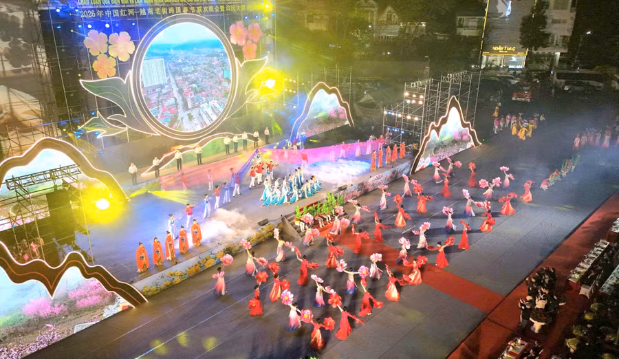 Một tiết mục đặc sắc trong đêm giao lưu văn nghệ giữa.