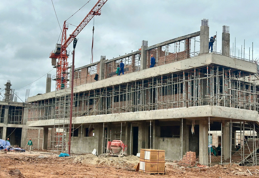 Nhà thầu đang tổ chức "ba ca bốn kíp" để đẩy nhanh tiến độ thi công dự án.