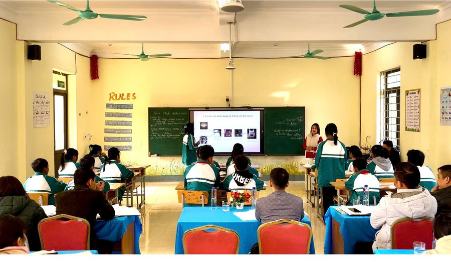 Một tiết học của cô trò nhà trường.