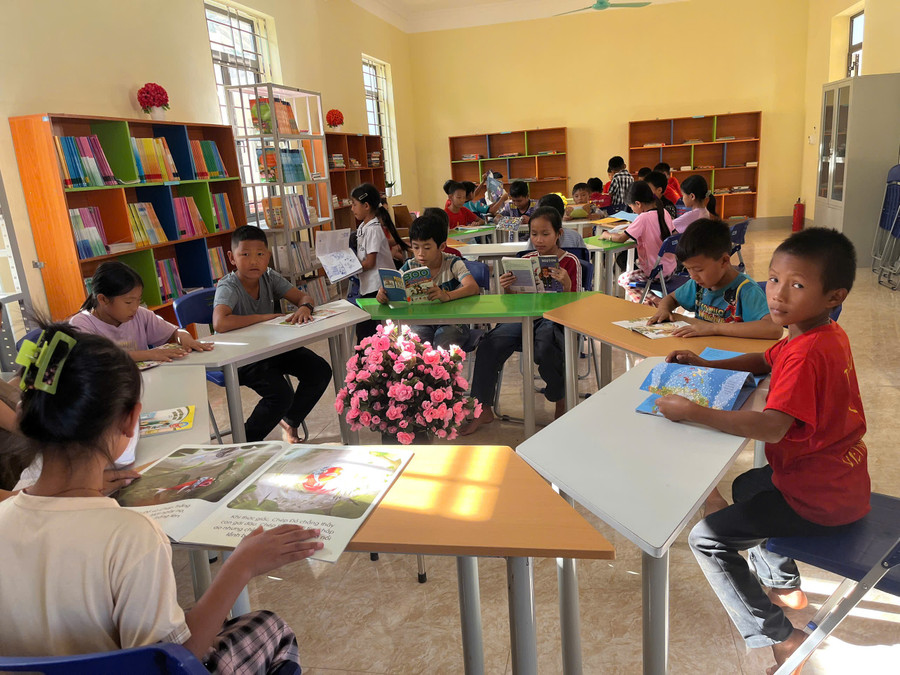 Học sinh Trường PTDTBT Tiểu học Mường Nhà đọc sách tại thư viện nhà trường.