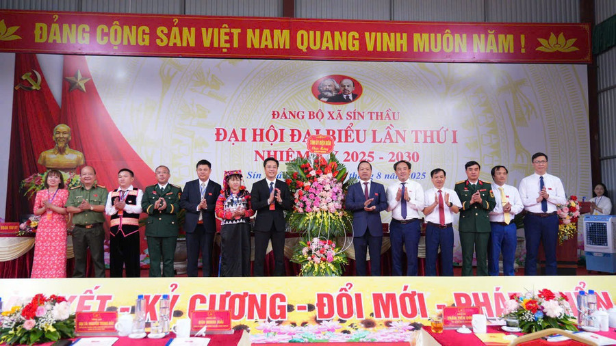 Ông Trần Tiến Dũng - Phó Bí thư Tỉnh ủy Điện Biên (thứ 6 tính từ bên phải) dự chỉ đạo và tặng hoa chúc mừng Đại hội Đảng bộ xã Sín Thầu lần thứ nhất.