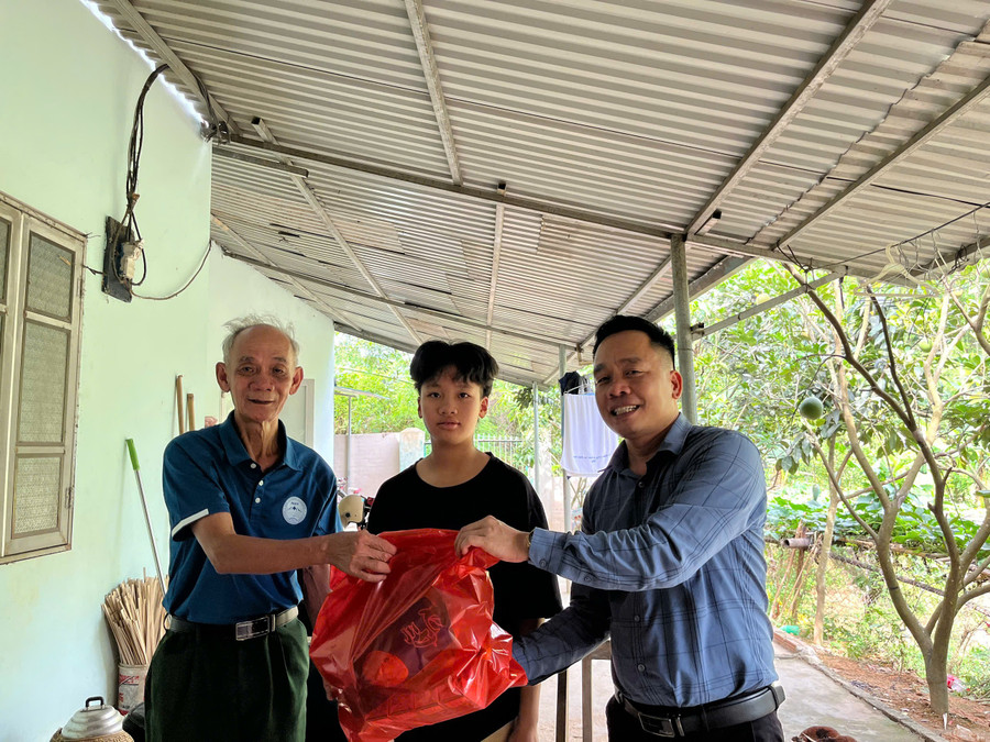 Đại diện Báo Giáo dục và Thời đại thăm hỏi, tặng quà cho học sinh Trần Ngọc Hân. (Trần Ngọc Hân là 1/18 học sinh có hoàn cảnh đặc biệt khó khăn được Báo Giáo dục và Thời đại cùng Nhóm thiện nguyện Hoa Hoàng kết nối đỡ đầu).